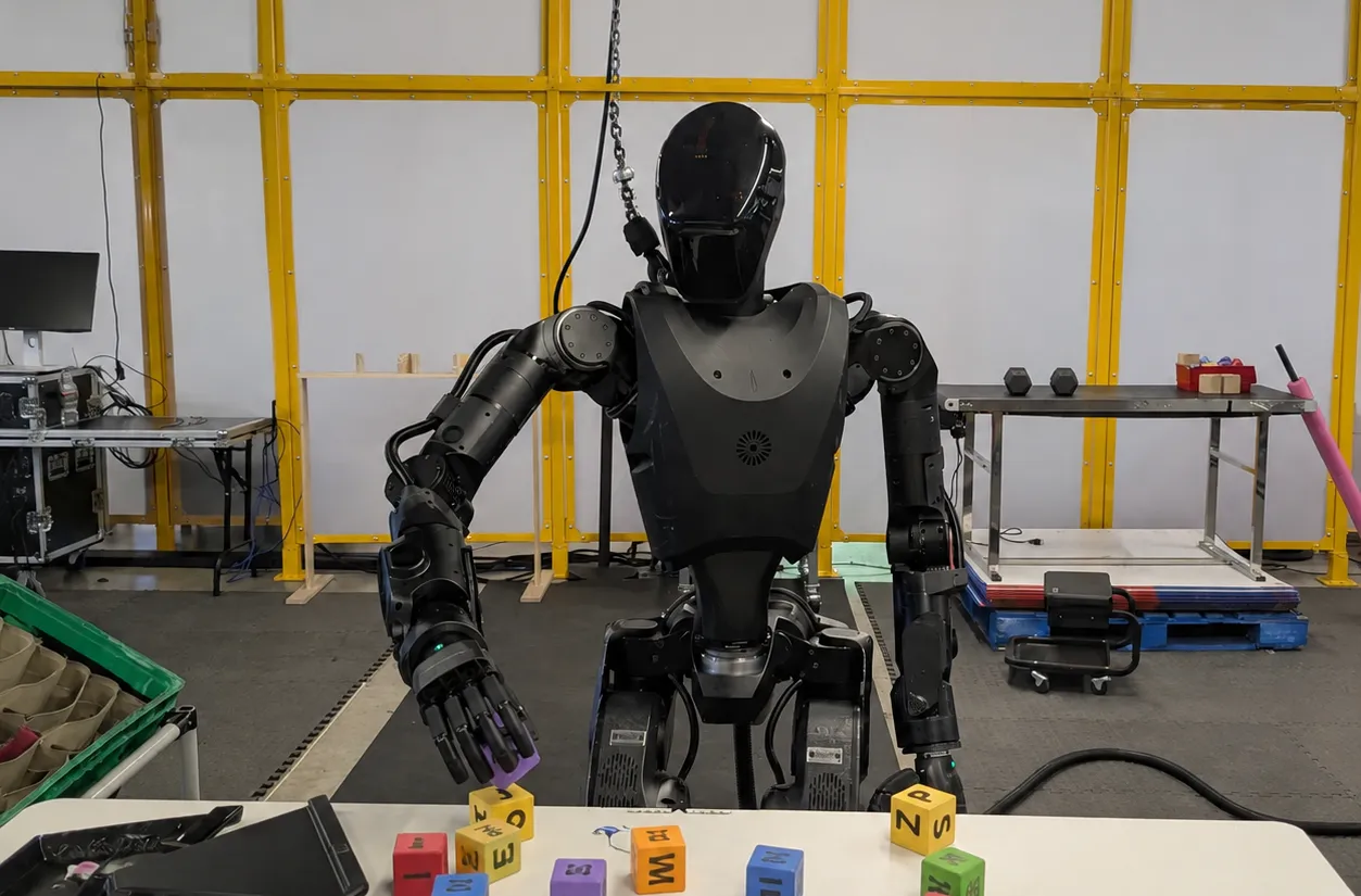 Roboti humanoid Phantom duke manipuluar kuba shumëngjyrësh
