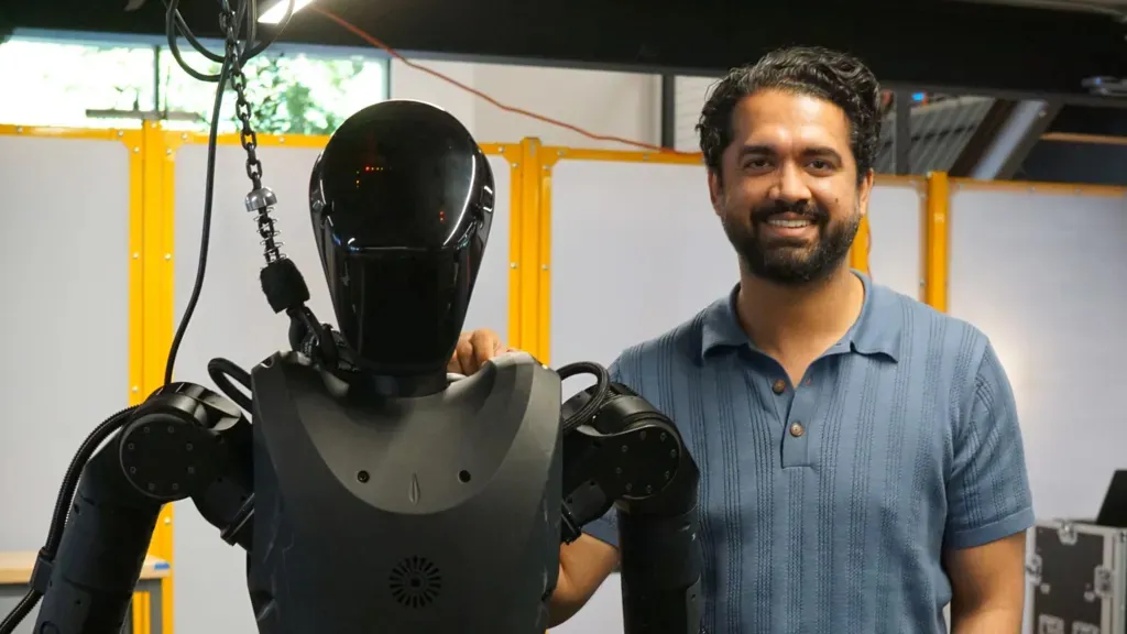 Sankaet Pathak pranë robotit humanoid Phantom