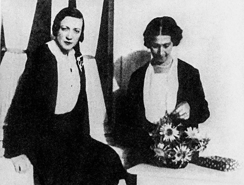 Jeanne Calment me vajzën e saj Yvonne në të vetmen fotografi të njohur të tyre si të rritura